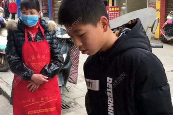 14歲男孩假期1天炸700根油條！吃油條有這些事項(xiàng)要注意！(1)