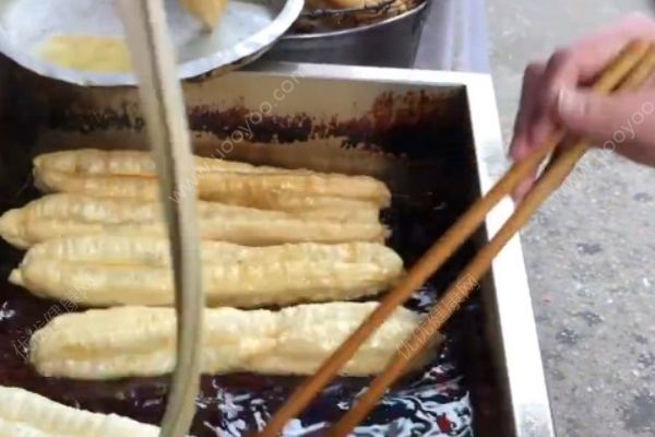 14歲男孩假期1天炸700根油條！吃油條有這些事項(xiàng)要注意！(2)