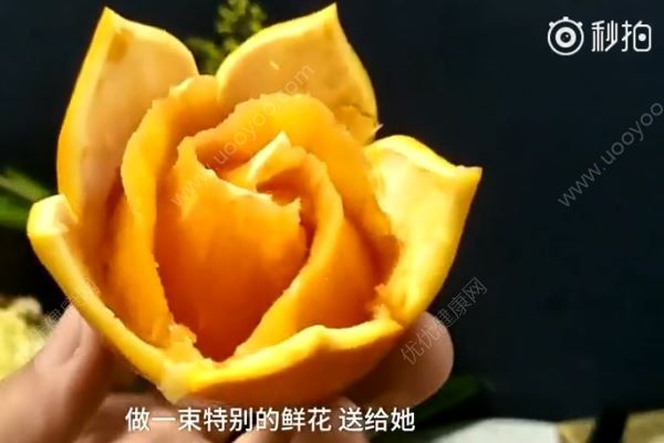 男子將水果雕成一束鮮花送老婆，雕刻的水果鮮花可以吃嗎？(2)