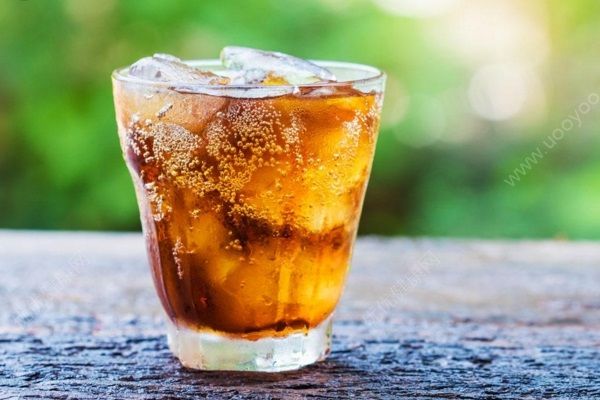 19歲女孩把碳酸飲料當(dāng)水喝了一年多，牙齒被溶解(2)