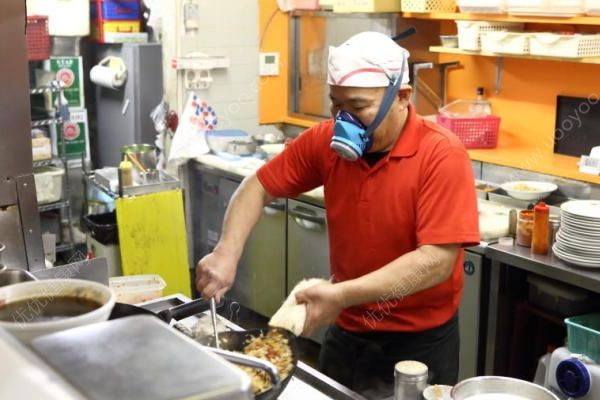 日本廚師做死神炒飯戴防毒面具，試吃一口舌頭如同被點(diǎn)燃(1)