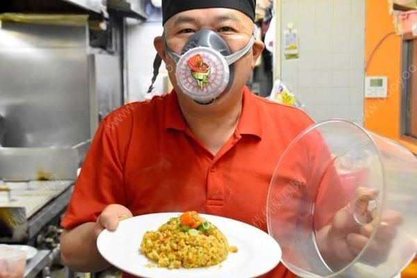 日本廚師做死神炒飯戴防毒面具，試吃一口舌頭如同被點(diǎn)燃(3)