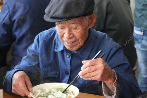 大媽邊吃飯邊說話，一只蝦吸入肺部差點(diǎn)窒息(4)