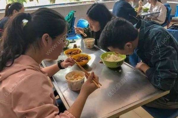 高校撈兩千多斤魚，供全校師生免費品嘗(2)