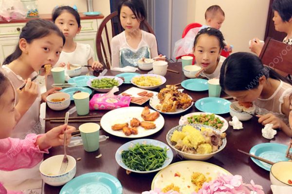 張繼科景甜媽媽生日聚會(huì)，親密摟女友和準(zhǔn)岳父(3)