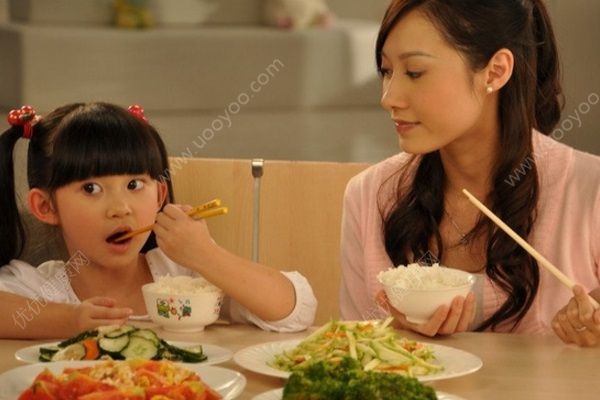 杭州94斤大胃王美女：一頓吃8斤炒飯，吃太多有哪些危害？(4)