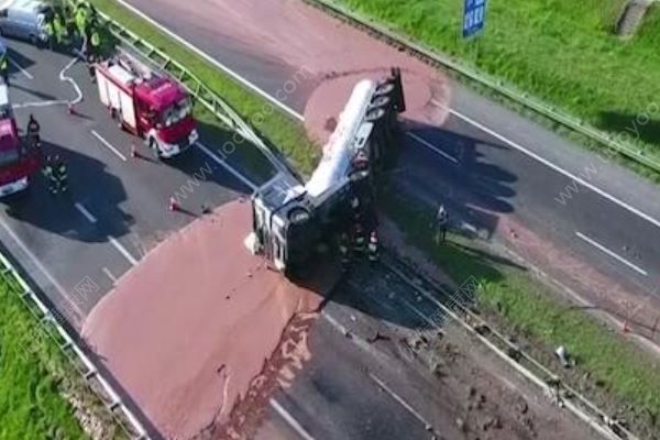 15噸液體巧克力翻車，吃瓜群眾：這馬路我能舔一年(1)