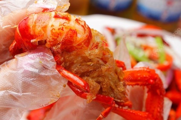 小龍蝦加工企業(yè)生產(chǎn)車間發(fā)生內(nèi)訌，工人互扔小龍蝦(4)
