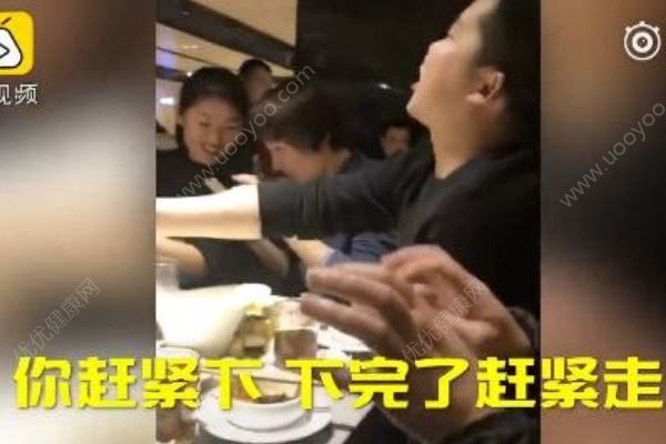 撈面甩到小姐姐臉上，撈面怎么做好吃(3)