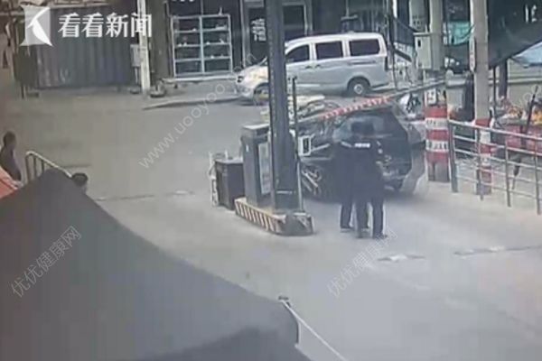 大學(xué)生酒駕連撞數(shù)車，還撞斷小區(qū)自動門桿逃逸(1)