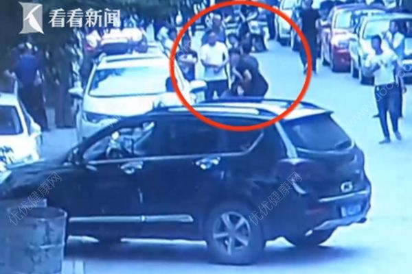 大學(xué)生酒駕連撞數(shù)車，還撞斷小區(qū)自動門桿逃逸(2)