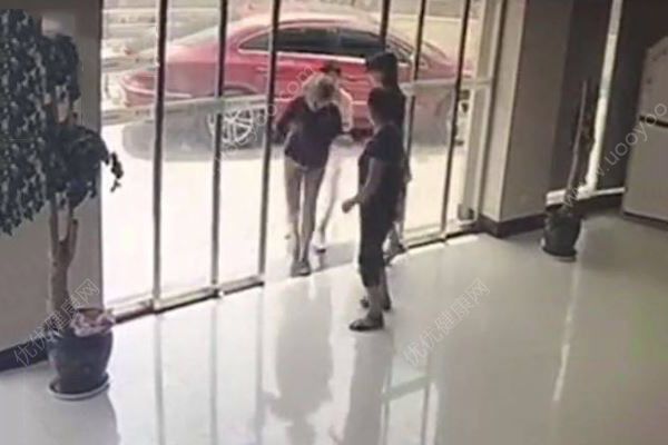 女教師追打婆婆被停課，丈夫懇求網(wǎng)友：評論留余地莫釀悲劇(1)