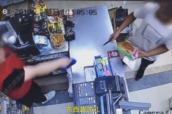 收銀大姐嚇懵劫匪，遇到搶劫該怎么辦(2)