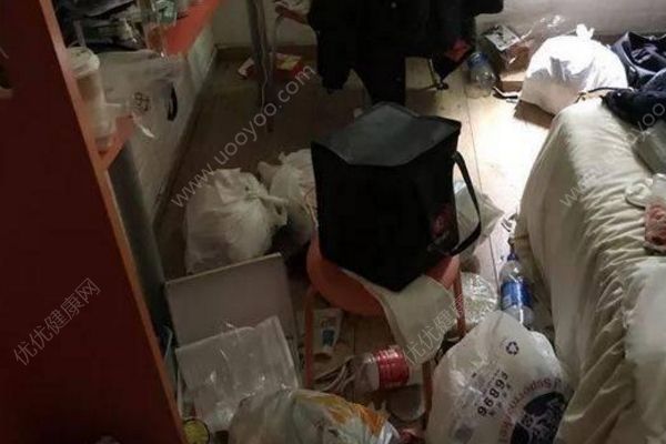 90后姑娘在酒店長住兩月不搞衛(wèi)生，房間臟到逼酒店報警(1)
