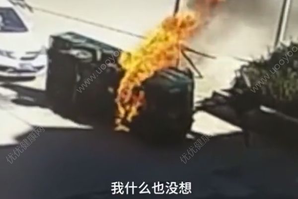 救命4連踹！三輪車側(cè)翻起火司機(jī)被困，男子踹碎擋風(fēng)玻璃救人(3)
