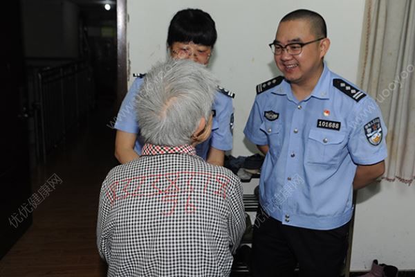 在婆婆衣服上繡手機(jī)號(hào)，老年癡呆癥早期癥狀(1)