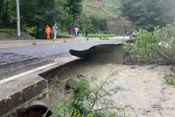 甘肅暴洪災(zāi)害，15人死4人失蹤(2)