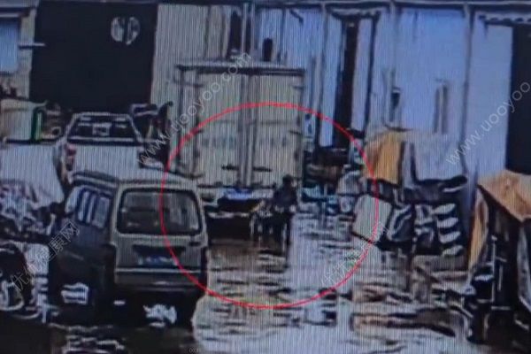 貨車倒車不慎撞死奶奶，3歲孩子從車底爬出僥幸存活(1)