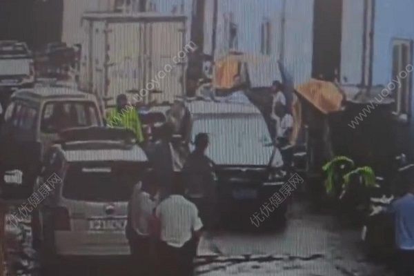 貨車倒車不慎撞死奶奶，3歲孩子從車底爬出僥幸存活(2)