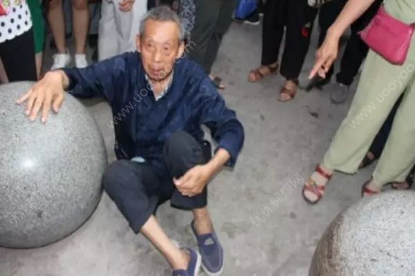 老人被撞被謠傳成碰瓷高手，老人帶認(rèn)定書(shū)證清白(2)