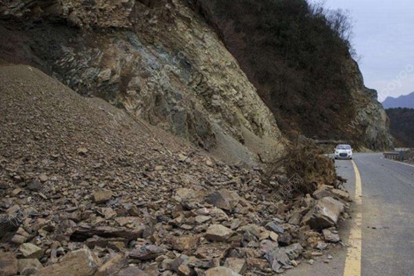 五臺山景區(qū)發(fā)生山體滑坡，道路阻斷無人員傷亡(2)