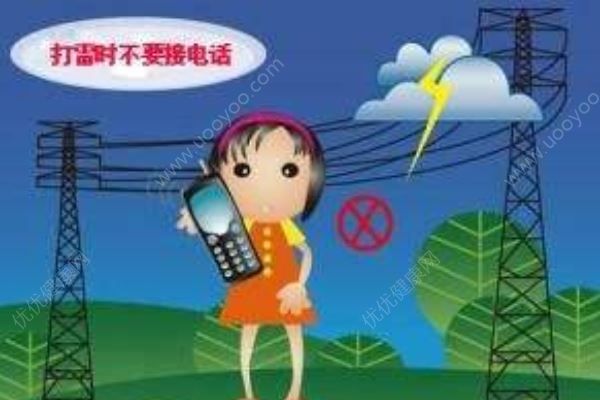 女子走路打電話時意外被雷擊中：本人重傷，手機(jī)燒焦(3)