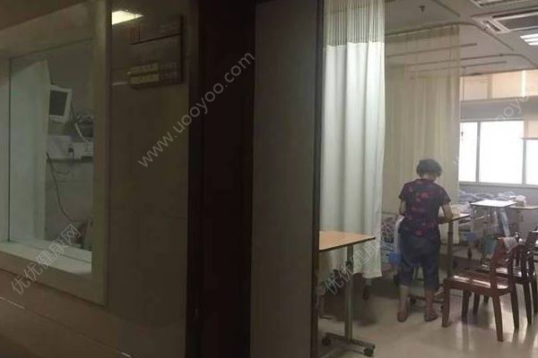 舍不得開(kāi)空調(diào)熱暈，老夫妻倆能省就省留給兒子娶親(1)