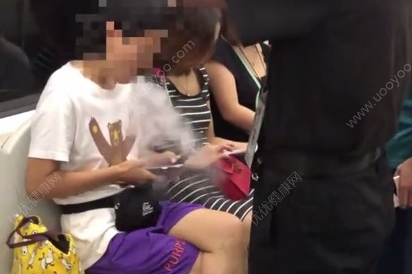 女子北京地鐵內(nèi)抽電子煙，老人制止反被女子辱罵(2)