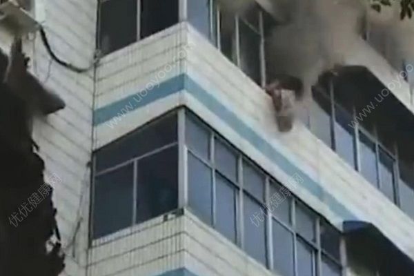 河南一居民樓失火，母親從5樓拋下一雙兒女后身亡，孩子幸存(1)