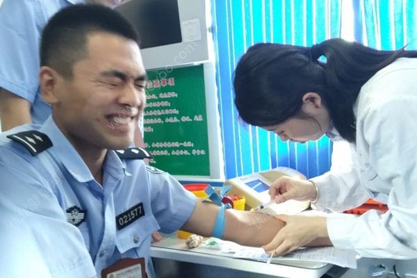 警察獻(xiàn)血疼成表情包，網(wǎng)友：誰(shuí)還不是個(gè)寶寶了(2)