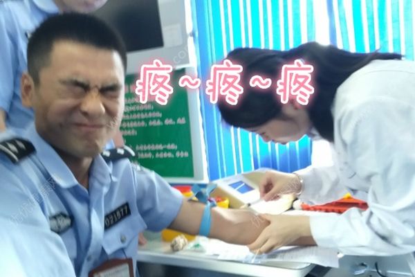 警察獻(xiàn)血疼成表情包，網(wǎng)友：誰(shuí)還不是個(gè)寶寶了(3)