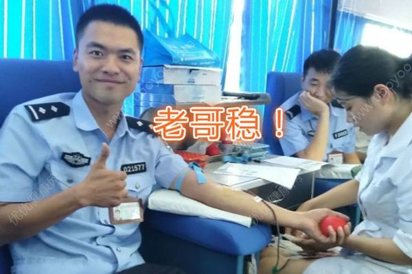 警察獻(xiàn)血疼成表情包，網(wǎng)友：誰(shuí)還不是個(gè)寶寶了(4)