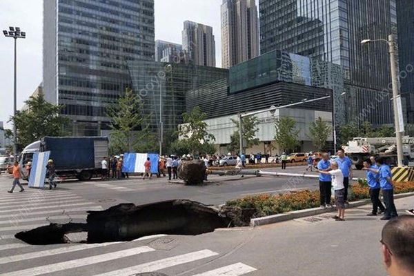沈陽路面塌陷，信號(hào)燈掉入5米深坑，遭遇塌陷怎么辦？(1)