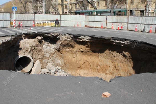 沈陽路面塌陷，信號(hào)燈掉入5米深坑，遭遇塌陷怎么辦？(2)