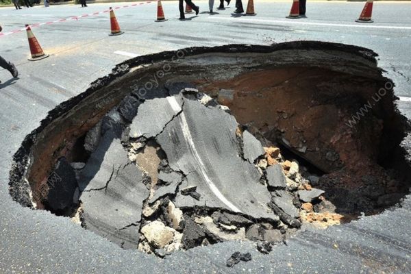 沈陽路面塌陷，信號(hào)燈掉入5米深坑，遭遇塌陷怎么辦？(3)