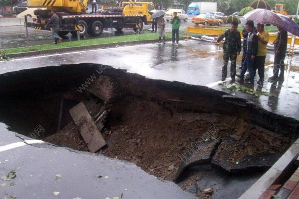 沈陽路面塌陷，信號(hào)燈掉入5米深坑，遭遇塌陷怎么辦？(4)