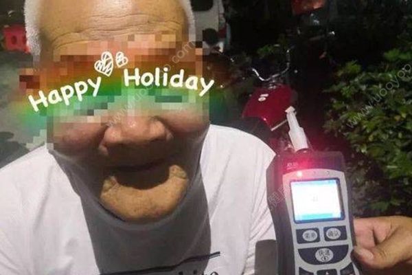 全國最年長酒駕者，82歲老人酒后開奔馳(1)