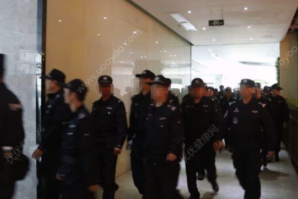 廣州一大廈437人上班時被抓，網(wǎng)售保健品實施詐騙(2)