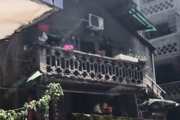 留守姐妹家中做飯引發(fā)火災(zāi)，逃生后哭喊：我的作業(yè)??！(2)