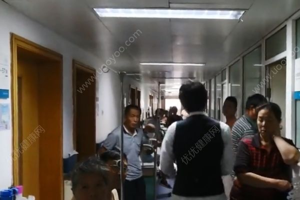 小伙為白血病女友舉辦病房婚禮，婚禮中途女友不幸病逝(4)