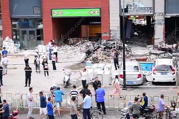 遼寧沈陽(yáng)一燒烤店爆炸，一女子身亡，店面面目全非(1)