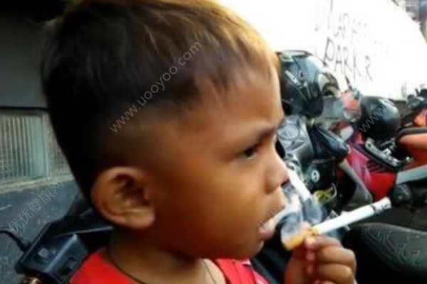 2歲男孩吸煙成癮，媽媽每天要給他買(mǎi)兩包煙(3)