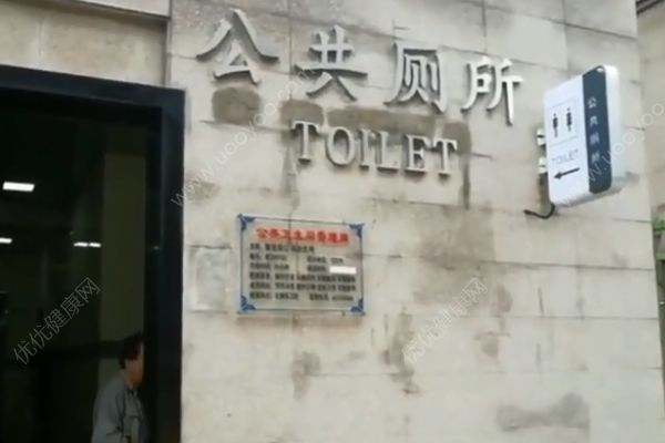 再也不用擔(dān)心忘帶廁紙了！公廁坑位配備手持噴槍花灑(2)