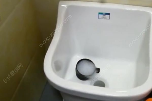 再也不用擔(dān)心忘帶廁紙了！公廁坑位配備手持噴槍花灑(3)