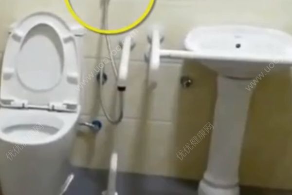 再也不用擔(dān)心忘帶廁紙了！公廁坑位配備手持噴槍花灑(4)