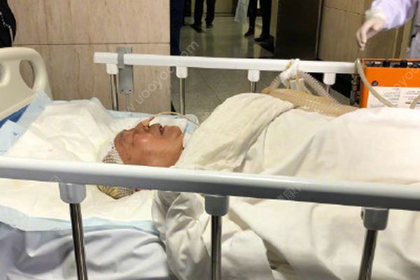 醫(yī)學(xué)泰斗被送餐員撞傷致死，律師稱同命同價(1)