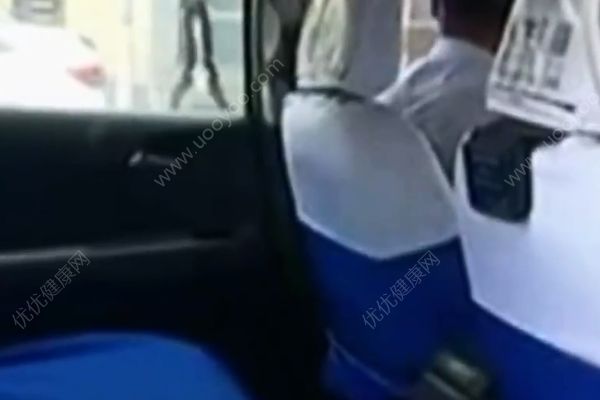 酒后打車將20元付成2萬，的哥耍賴：可能是給的小費(1)