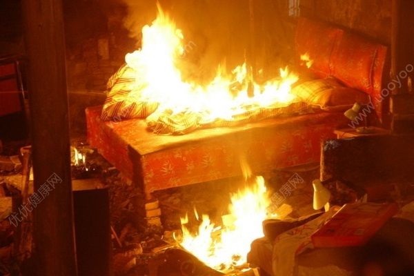 樓上丟煙頭燒壞5床被子，律師:可起訴樓上全部住戶(4)