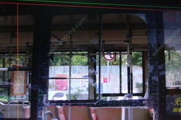 車未到站欲強行下車，大爺取下安全錘怒砸公交車窗(2)