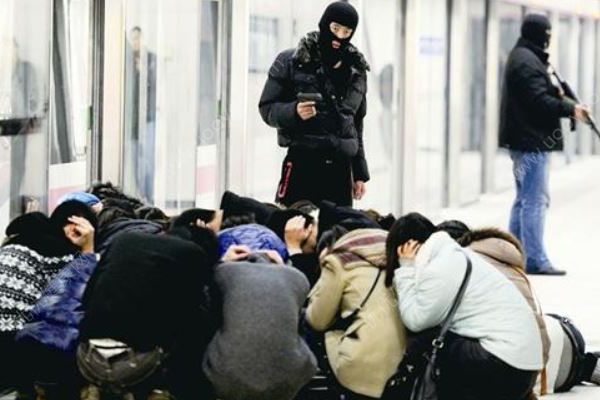 江西上高持槍殺4人嫌犯被擊斃，遇到歹毒怎么自救(4)